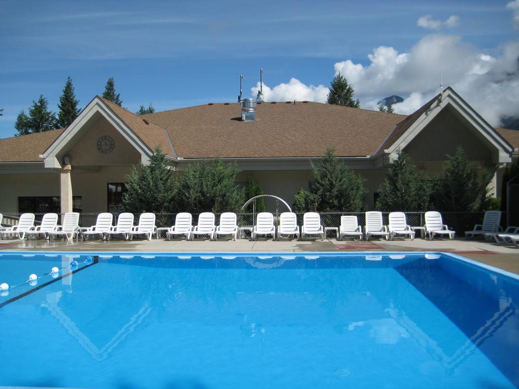 Radium Valley Vacation Resort Invermere Buitenkant foto
