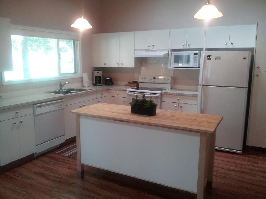 Radium Valley Vacation Resort Invermere Buitenkant foto