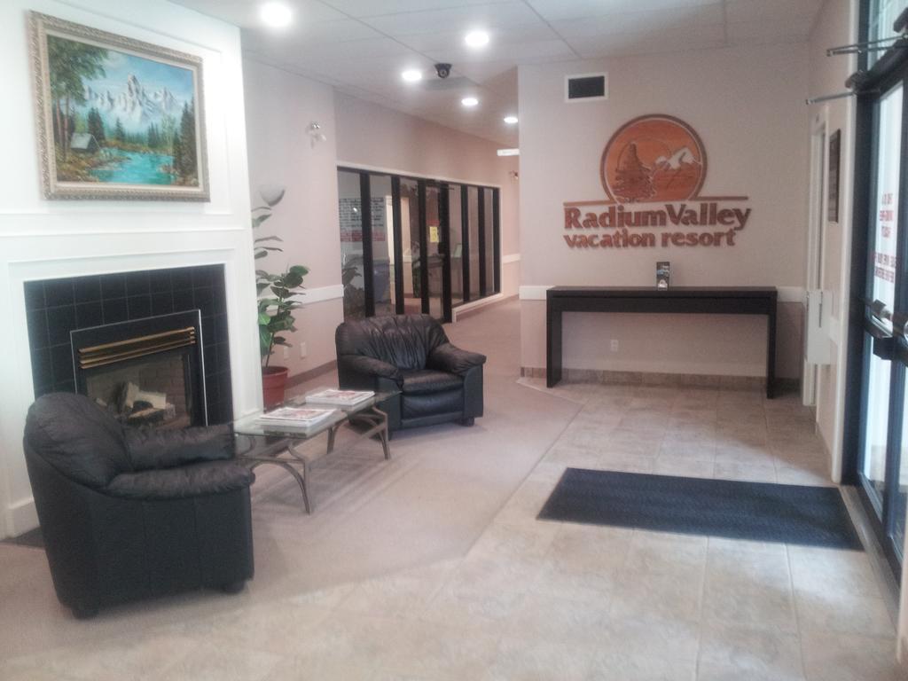 Radium Valley Vacation Resort Invermere Buitenkant foto